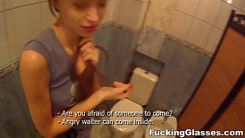Русская сучка занялась сексом в мужском туалете