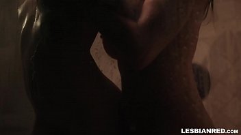 Лесбийский секс в душе