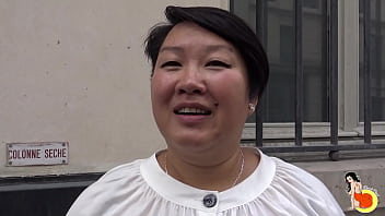 Толстая азиатка трахается раком и в позе миссионера со своим соседом